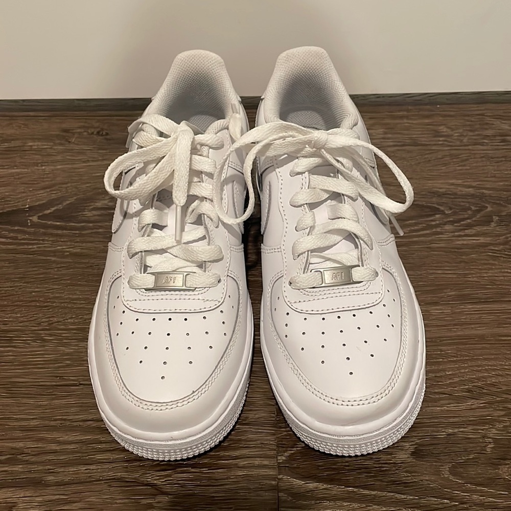 Never worn: Nike Air Force 1 BOYS SIZE :6.5 WOMENS SIZE: 8